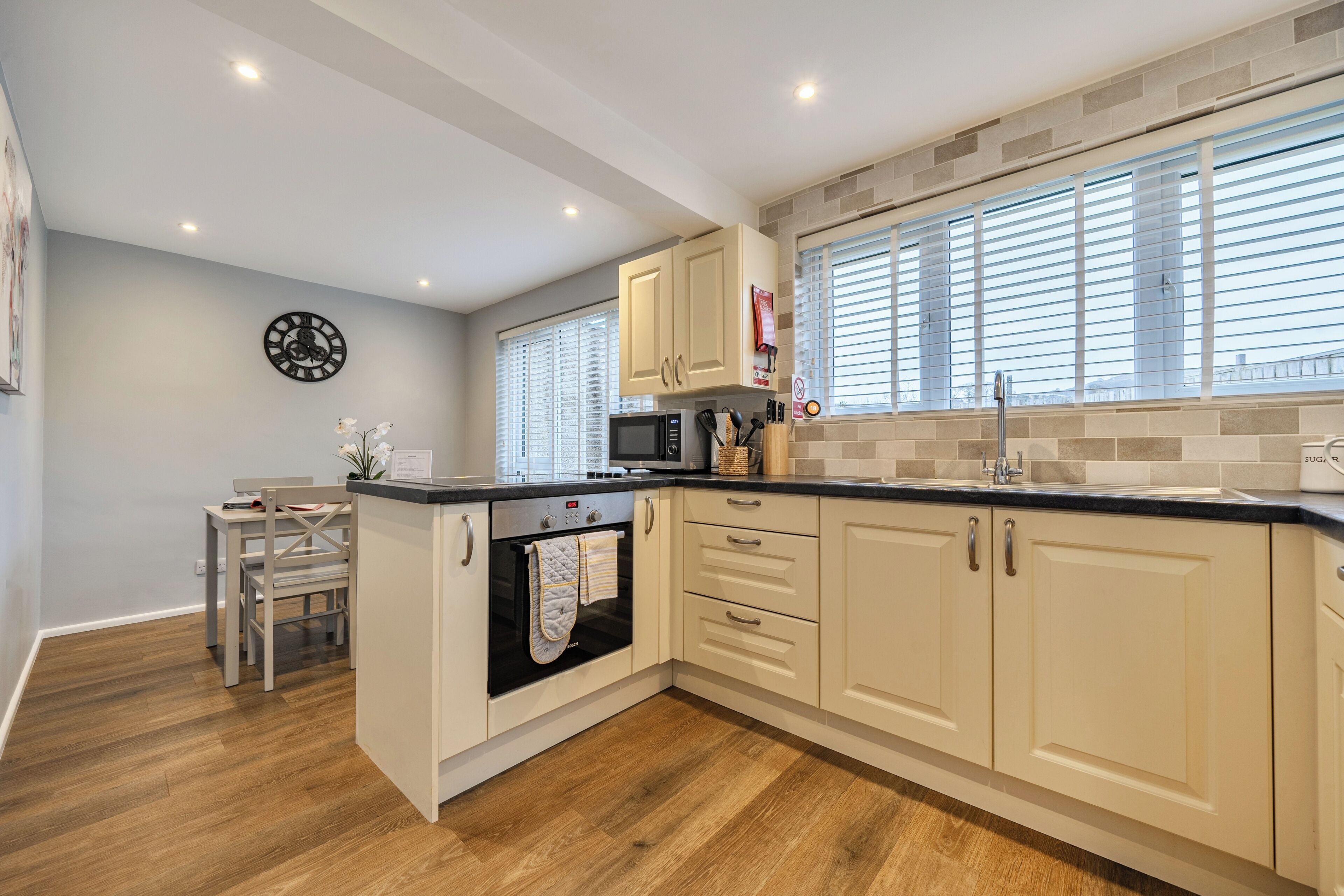 Tủ lạnh, lò vi sóng, lò nướng, bếp nấu 