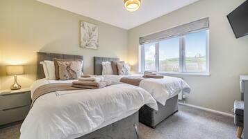 2 phòng ngủ, bàn, bàn ủi/dụng cụ ủi quần áo