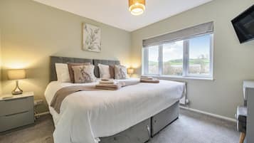 2 phòng ngủ, bàn, bàn ủi/dụng cụ ủi quần áo