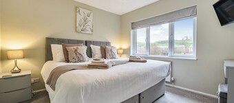 2 Bed House - Sleeps 4 - Garden - Parking - Wifi