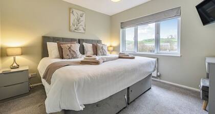 2 Bed House - Sleeps 4 - Garden - Parking - Wifi