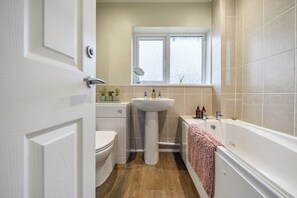 Combined shower/bathtub, deep-soaking bathtub, hair dryer, towels - 2 Bed House - Sleeps 4 - Garden - Parking - Wifi (Kendal)