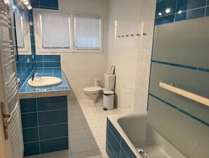 Secadora de cabello, toallas, papel de baño 