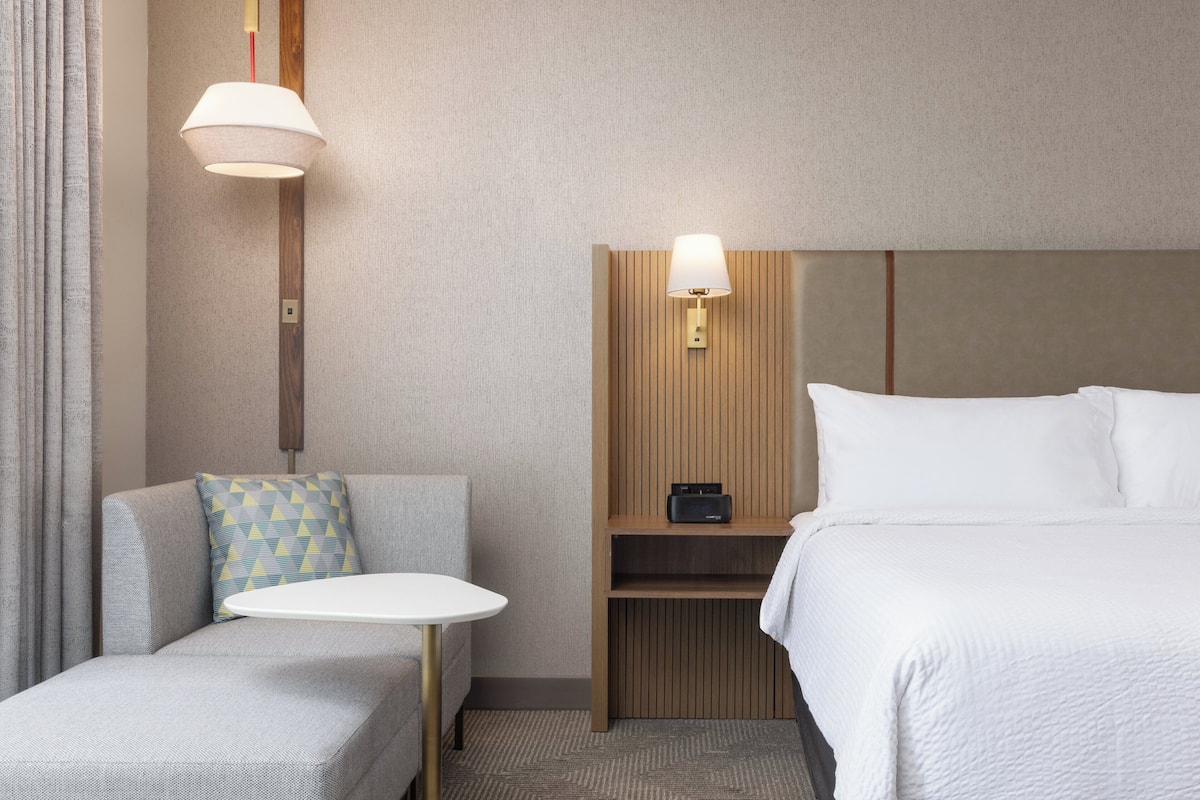 Desk, laptop workspace, iron/ironing board, free WiFi