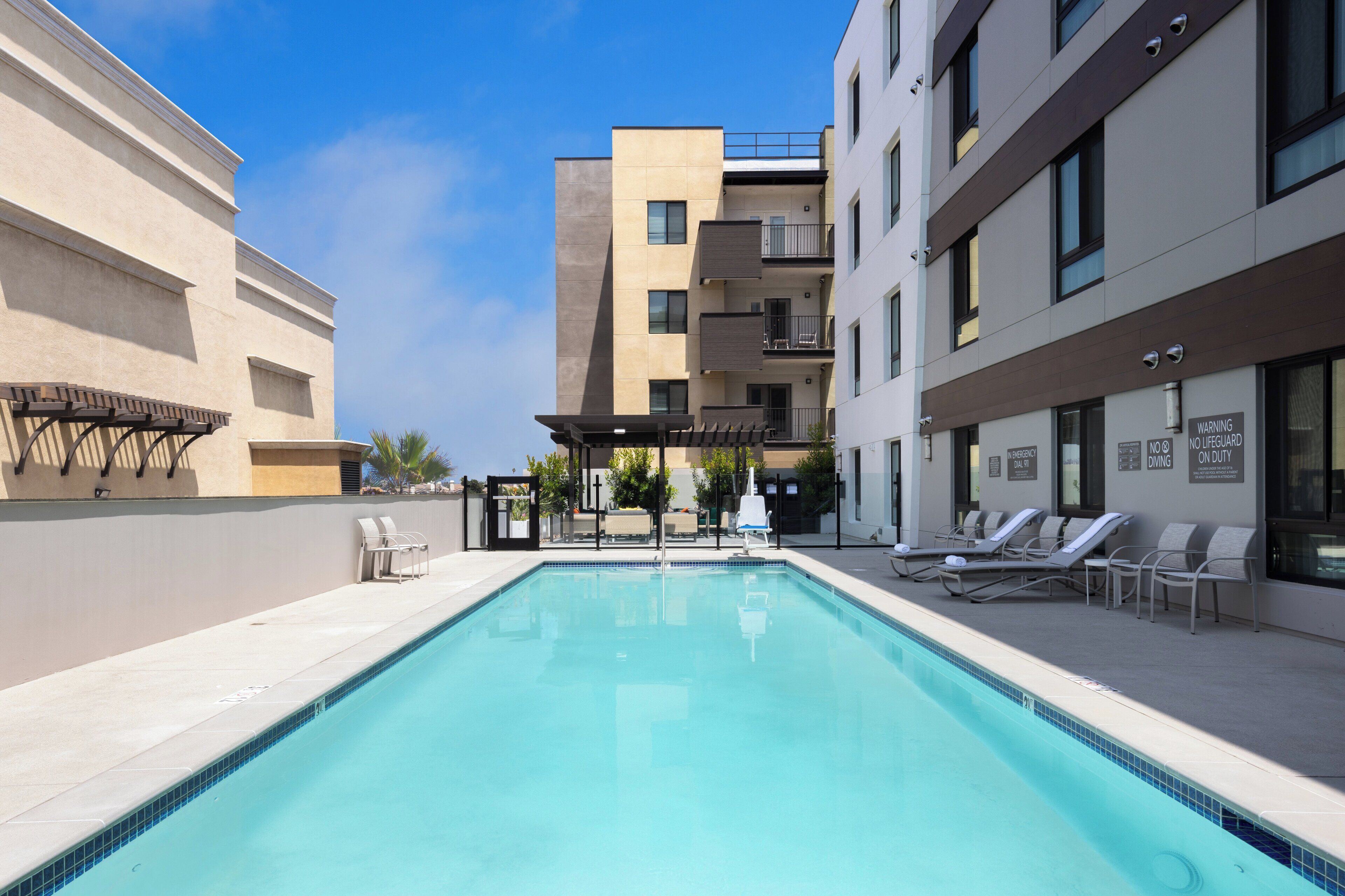 Piscina externa, funciona das 7h às 22h30, guarda-sóis, espreguiçadeiras