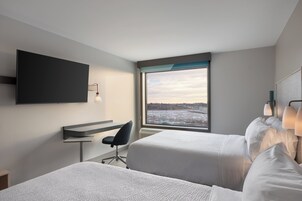 加厚床垫、办公桌、笔记本电脑工作区、遮光窗帘