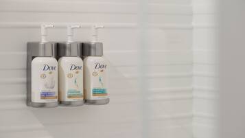 Tres productos de cuidado personal Dove en un baño.