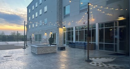 Holiday Inn Express & Suites Chicago Schaumburg by IHG