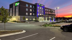 Modernilla designilla varustettu Holiday Inn Express -hotelli, jossa on katettu sisäänkäynti ja pysäköintialue.