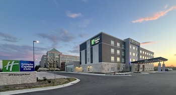 Restaurant at Holiday Inn Express & Suites Chicago Schaumburg by IHG