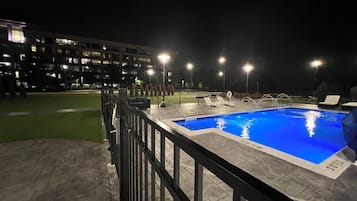 Piscina externa, barracas de cortesia, guarda-sóis