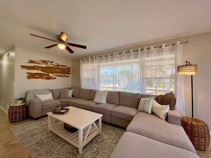 Smart TV, books, stereo - 3 Min Walk to Beach- Arcade- 2 Living Rooms- 2 Kitchens- (Daytona Beach)