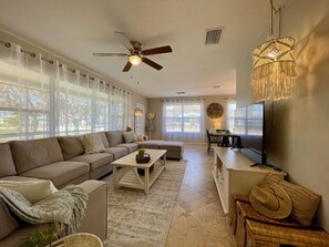 TV connectée, livres, chaîne hi-fi