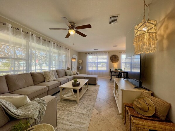 Smart TV, books, stereo - 3 Min Walk to Beach- Arcade- 2 Living Rooms- 2 Kitchens- (Daytona Beach)