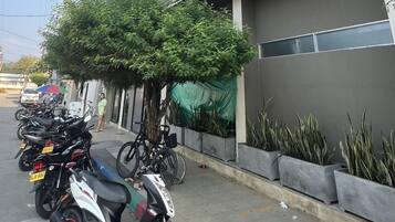 المنشأة من الخارج