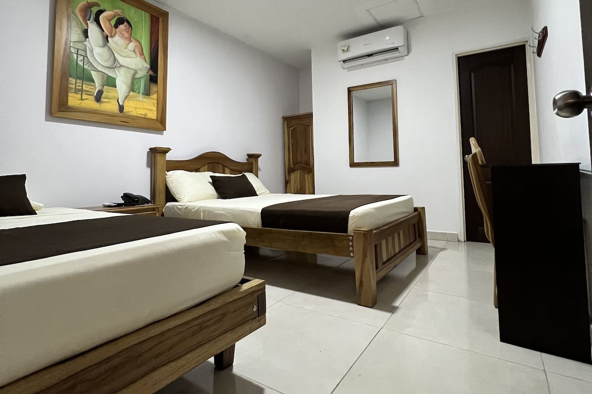 Basic Triple Room | Desk, WiFi (free)
