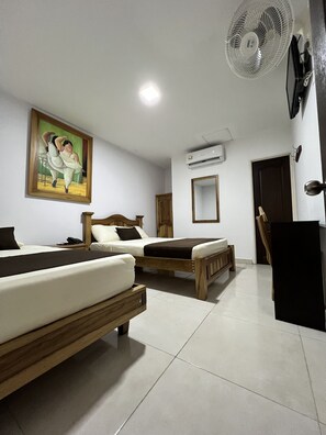 Quarto triplo básico | Escrivaninha, Wi-Fi de cortesia