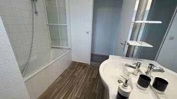 Hiustenkuivaaja, pyyhkeet, vessapaperi