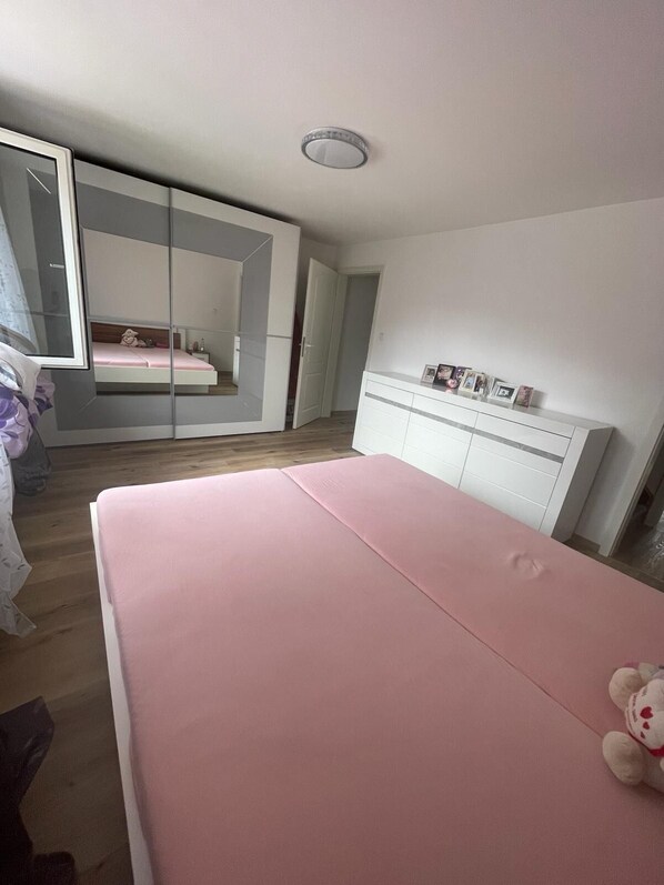 2 chambres, fer et planche à repasser, Wi-Fi, draps fournis