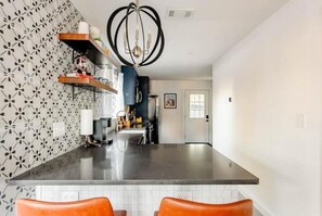 Fridge, microwave, oven, stovetop - Cozy house, big backyard, fast Wi-Fi (Austin)