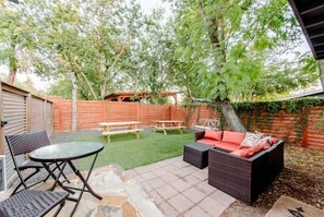 Outdoor dining - Cozy house, big backyard, fast Wi-Fi (Austin)