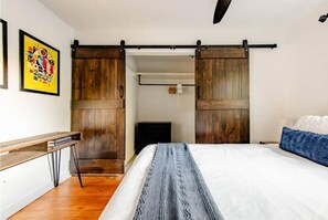 2 bedrooms, iron/ironing board, Internet, bed sheets - Cozy house, big backyard, fast Wi-Fi (Austin)