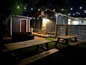 Outdoor dining - Cozy house, big backyard, fast Wi-Fi (Austin)
