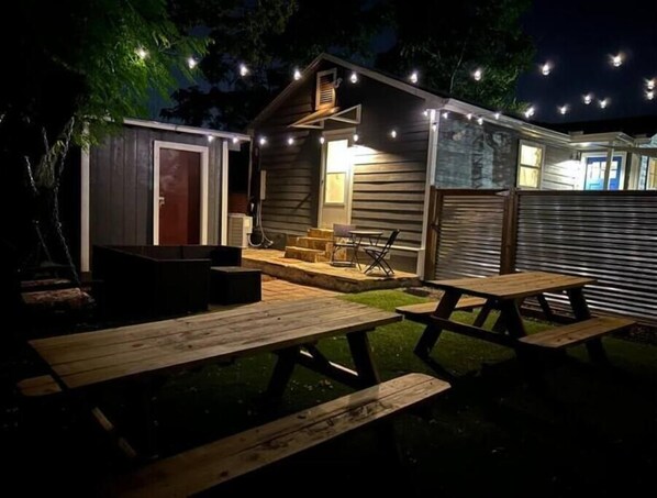 Outdoor dining - Cozy house, big backyard, fast Wi-Fi (Austin)