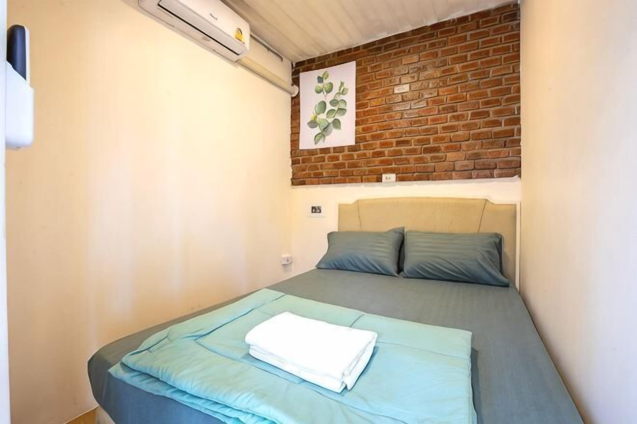 Escritorio, espacio para trabajar con laptop y cortinas blackout 