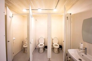 Dormitório compartilhado básico, 1 cama Queen, para não fumantes | Escrivaninha, espaço de trabalho para notebook, cortinas blackout