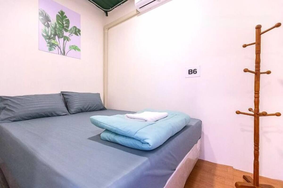Escritorio, espacio para trabajar con laptop y cortinas blackout