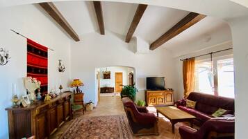 Télévision, lecteur de DVD, livres