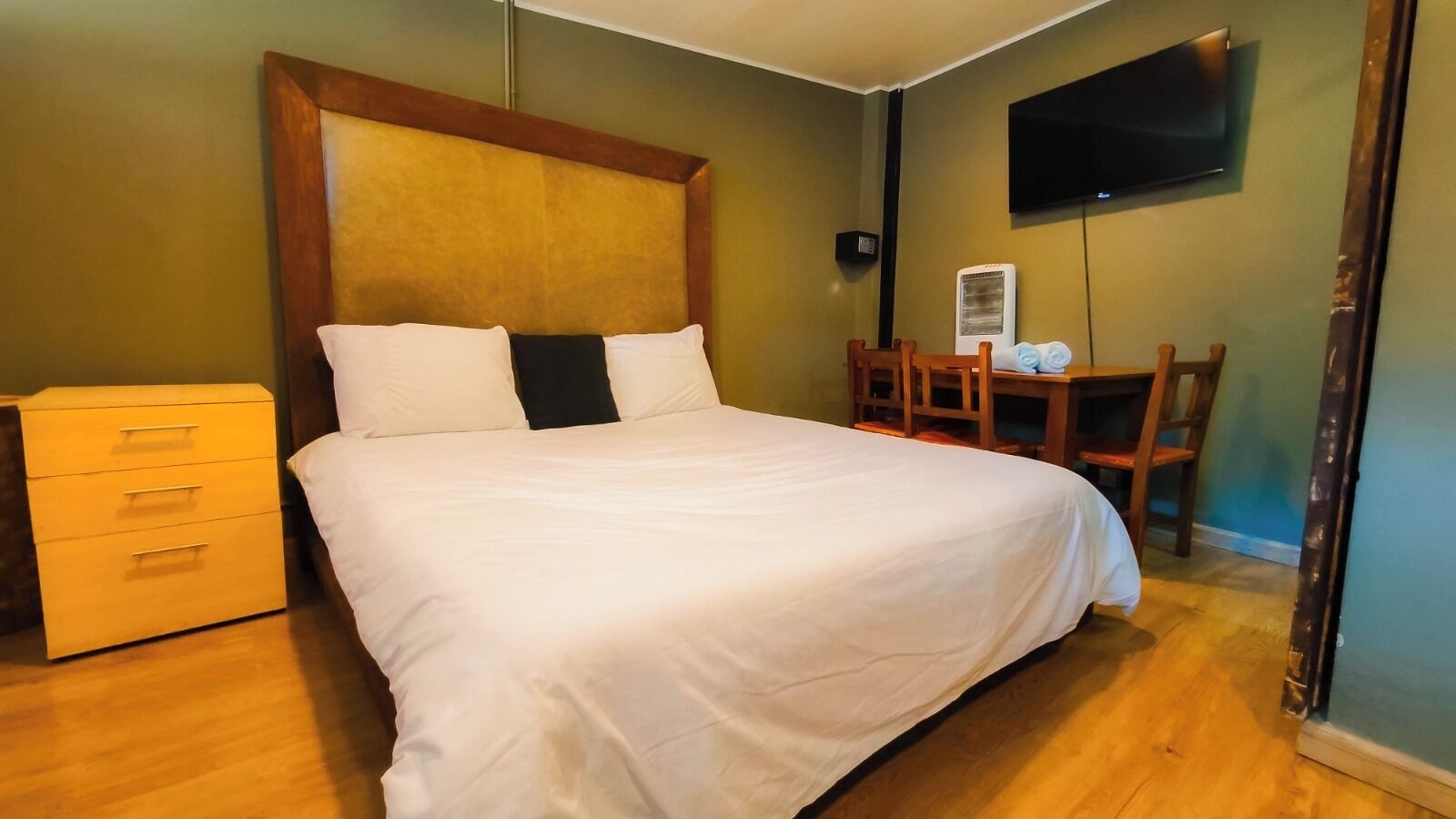 Deluxe-sviitti | Yksilöllisesti sisustettu, yksilöllisesti kalustettu, työpöytä