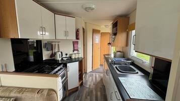 Cabin | Private kitchen | Fridge, microwave, oven, stovetop