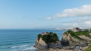 A coastal view with houses on cliffs overlooking the sea. - Spectacular Sea View Penthouse Apartment + Parking (Newquay)