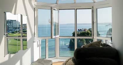 Spectacular Sea View Penthouse Apartment + Parking