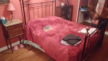 2 slaapkamers, een strijkplank/strijkijzer, wifi