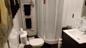 Een douche, een haardroger, handdoeken, zeep