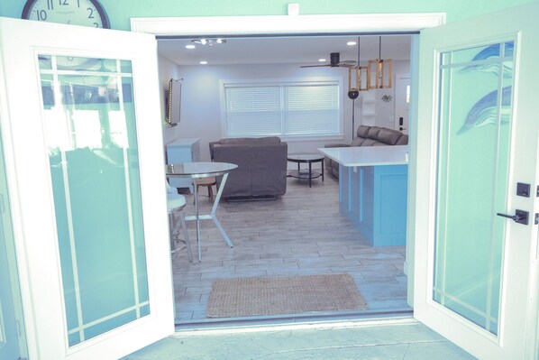 淋浴设施、吹风机、坐浴桶、毛巾