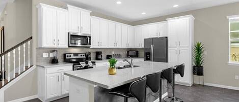 Réfrigérateur, micro-ondes, four, plaque de cuisson