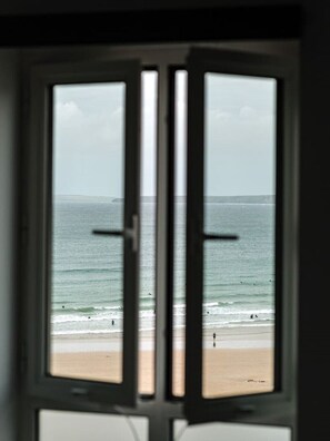 On the beach - Stunning Sea View Apartment with Free Parking (Newquay)