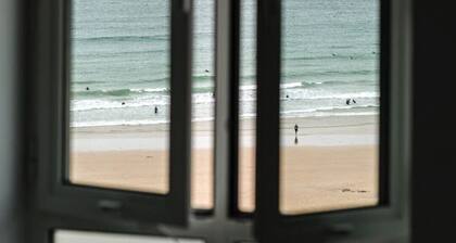 Stunning Sea View Apartment with Free Parking