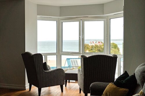 Stunning Sea View Apartment with Free Parking