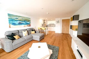 Smart TV, DVD player - Stunning Sea View Apartment with Free Parking (Newquay)