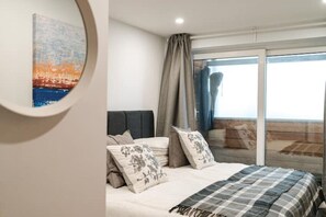 2 bedrooms, iron/ironing board, travel cot, free WiFi - Stunning Sea View Apartment with Free Parking (Newquay)