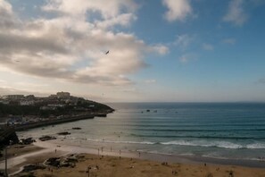 On the beach - Stunning Sea View Apartment with Free Parking (Newquay)