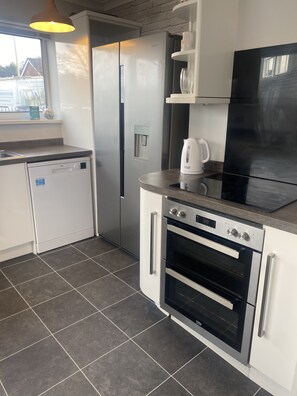 Private kitchen - 3 Bedroom House, Hot Tub,torbay, Sleeps 6, Parking (Newton Abbot)