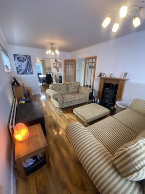 House | Living area - 3 Bedroom House, Hot Tub,torbay, Sleeps 6, Parking (Newton Abbot)