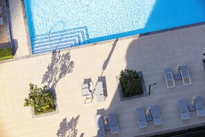 2 piscines a l'aire lliure (horari: 07:00-21:00), para-sols i gandules