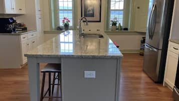 Microondas, horno, placa de cocina y lavavajillas